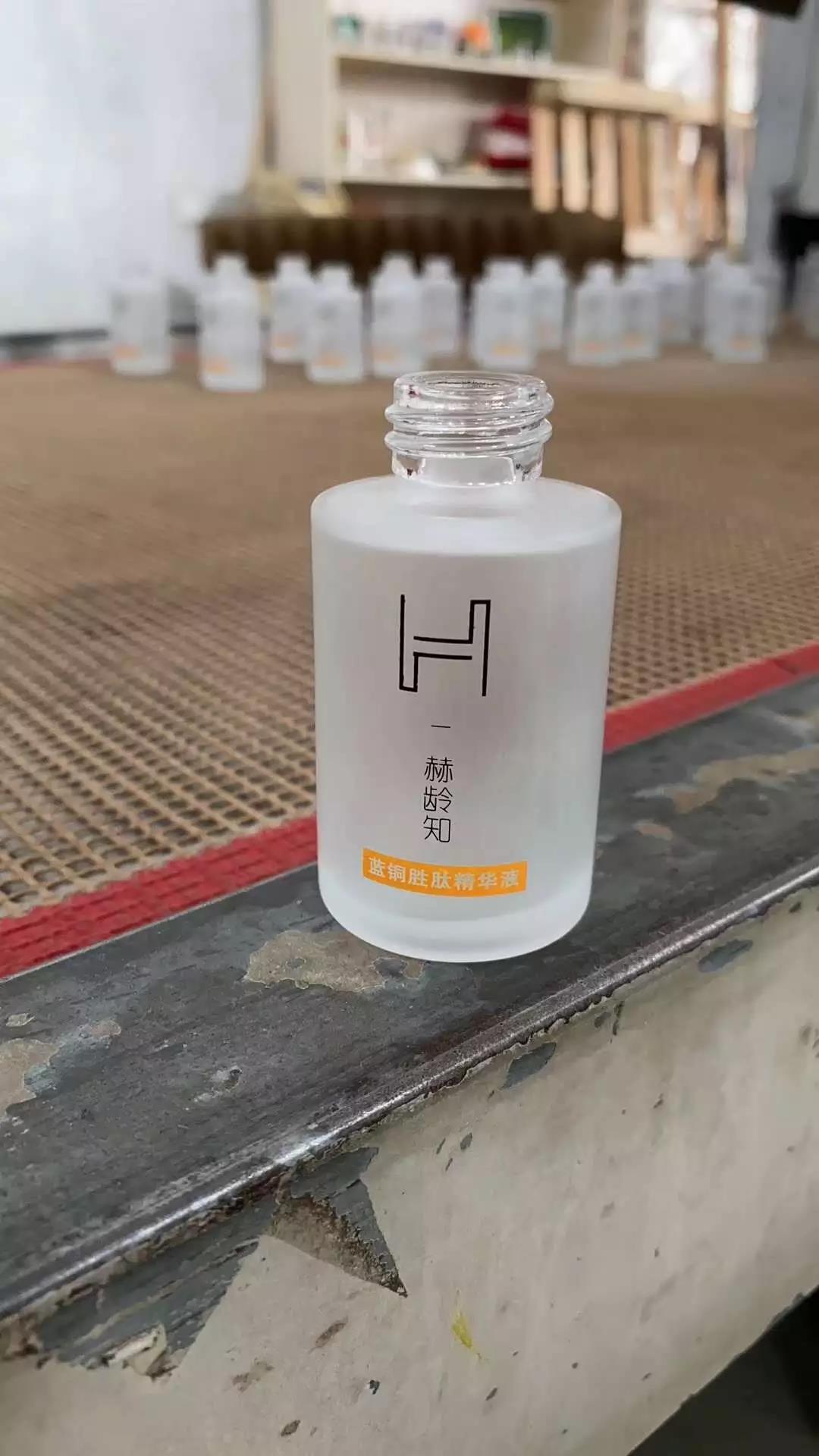 Luxury cosmetic skincare packaging flat shoulder glass bottle 20 ml 30 m 50 ml 100 ml with pump lotion bottle