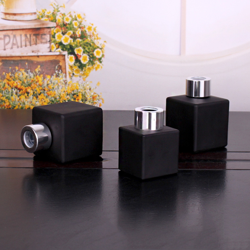 Luxury empty round frost reed diffuser bottles wholesale black glass reed diffuser bottle 50ml 100ml with cap