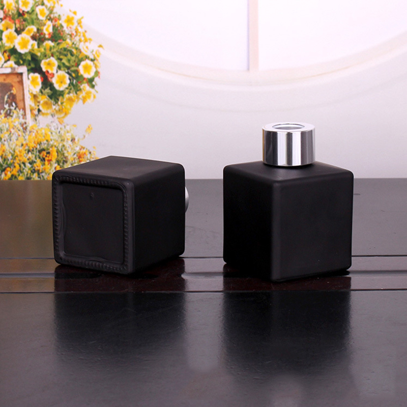 Luxury empty round frost reed diffuser bottles wholesale black glass reed diffuser bottle 50ml 100ml with cap