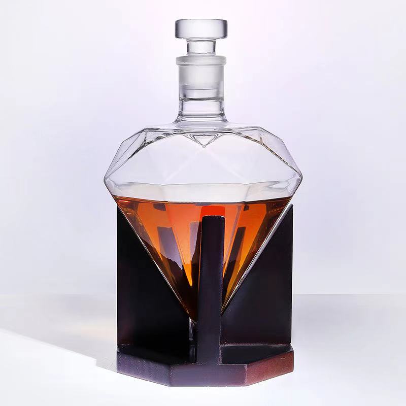 Luxury transparent cut glass liquor bottle with wood base 800 ml 1000 ml diamond liquor bottle
