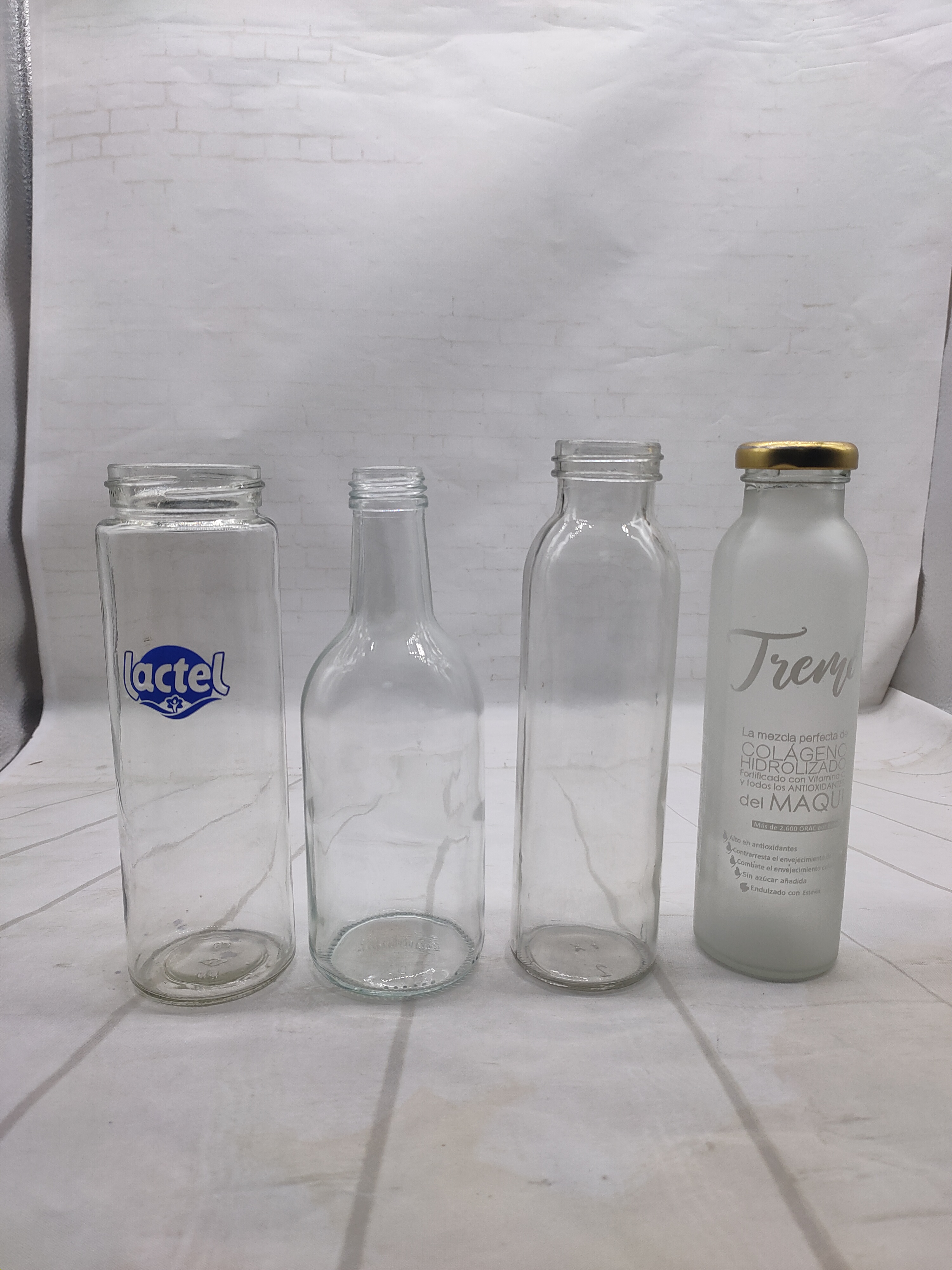 Manufacturer customized 250ml 300ml 500ml beverage glass bottle juice coffee glass bottle glass jar with screw cap