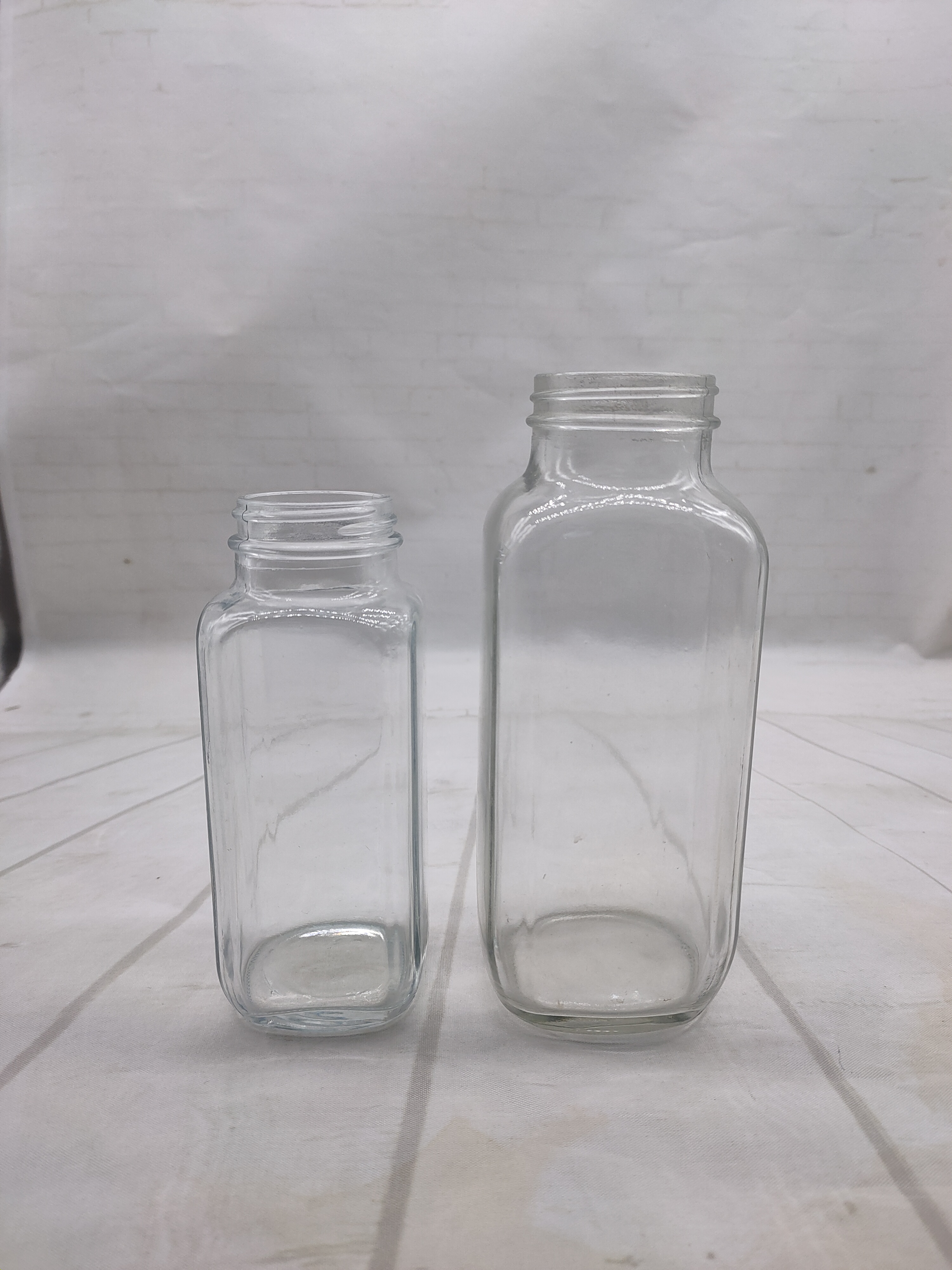 Manufacturer customized 250ml 300ml 500ml beverage glass bottle juice coffee glass bottle glass jar with screw cap