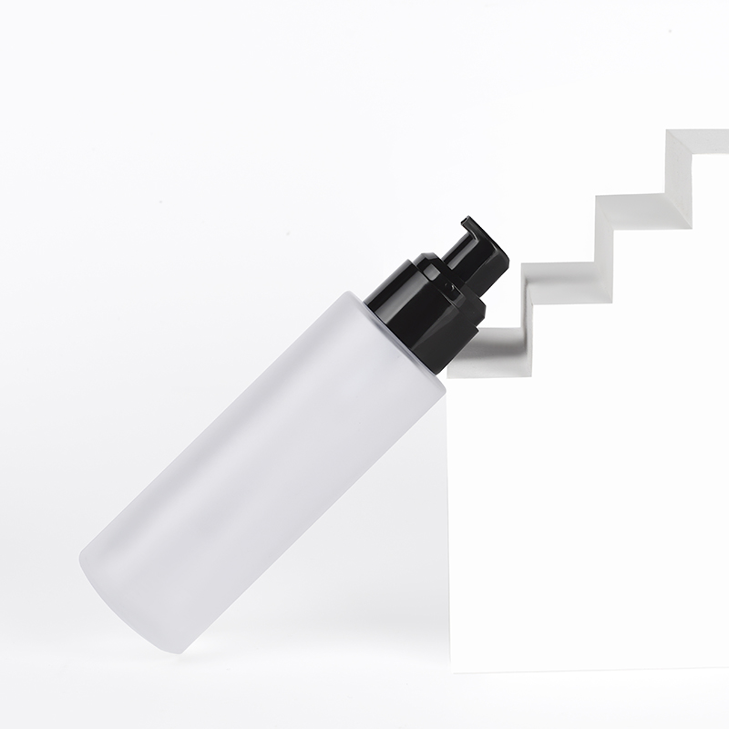 Manufacturer flat shoulder 20ml 30ml 40ml 50ml 60ml 80ml 100ml 120ml frosted clear glass bottle with plastic pump sprayer