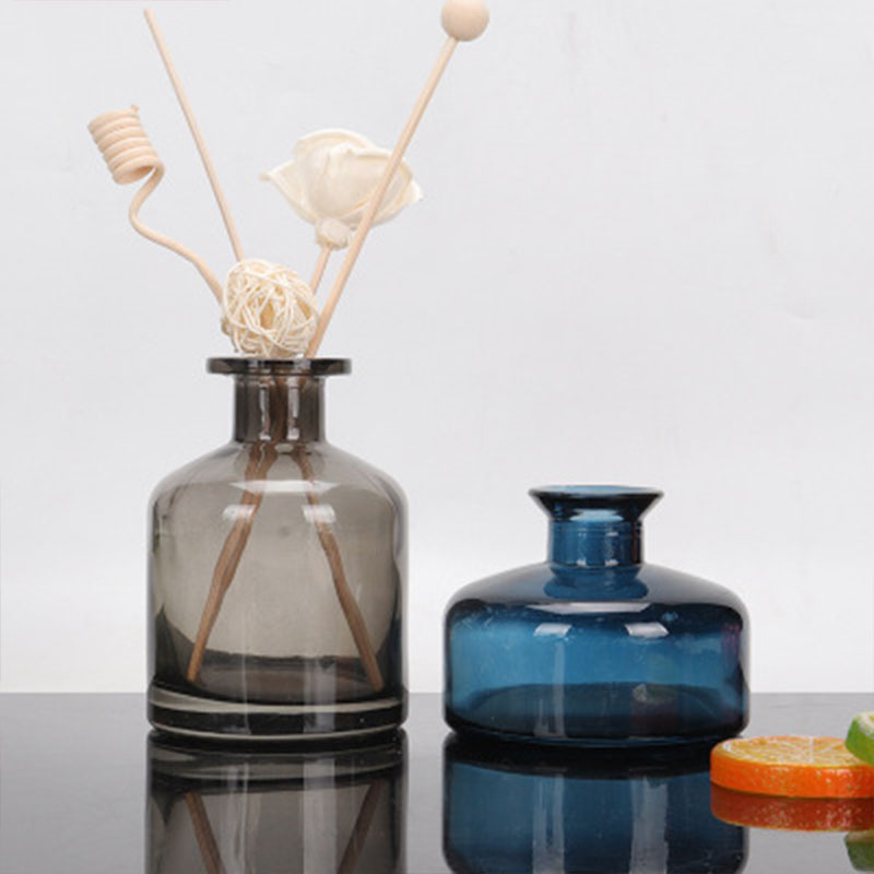 Manufacturers sell a variety of glass bottles with lid transparent aromatherapy bottles