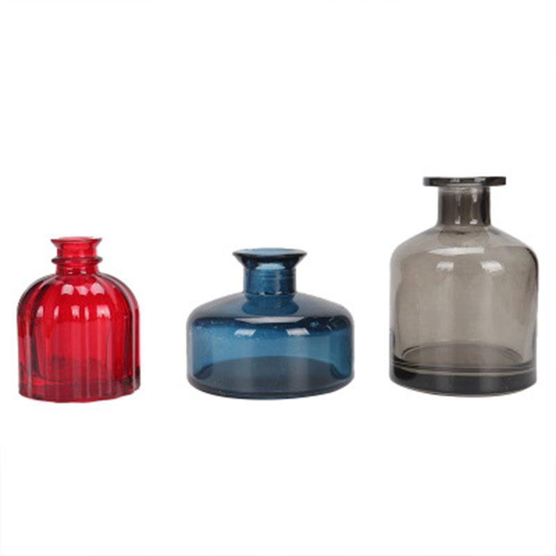 Manufacturers sell a variety of glass bottles with lid transparent aromatherapy bottles