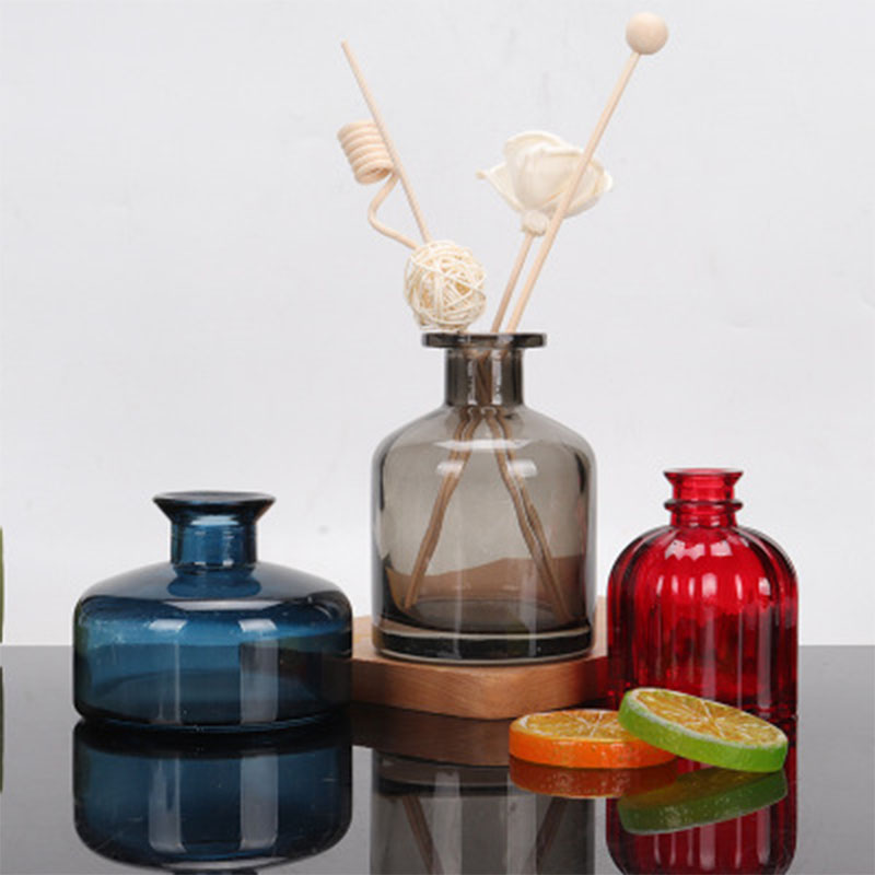 Manufacturers sell a variety of glass bottles with lid transparent aromatherapy bottles