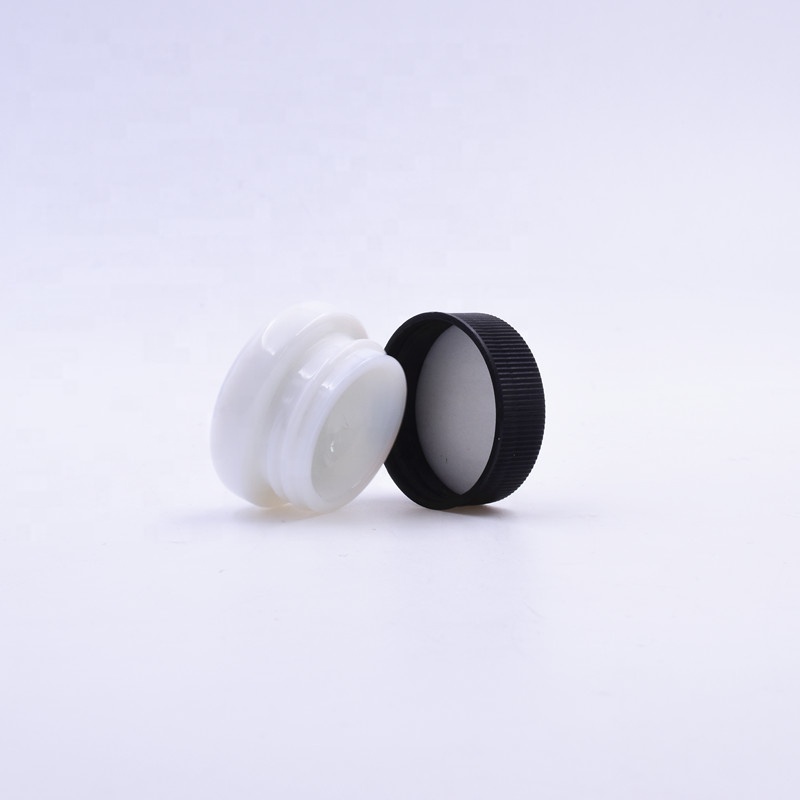 Mini 3 ml white raw material square lovely t side eye cream cosmetic packing glass jar with plastic child proof lid.