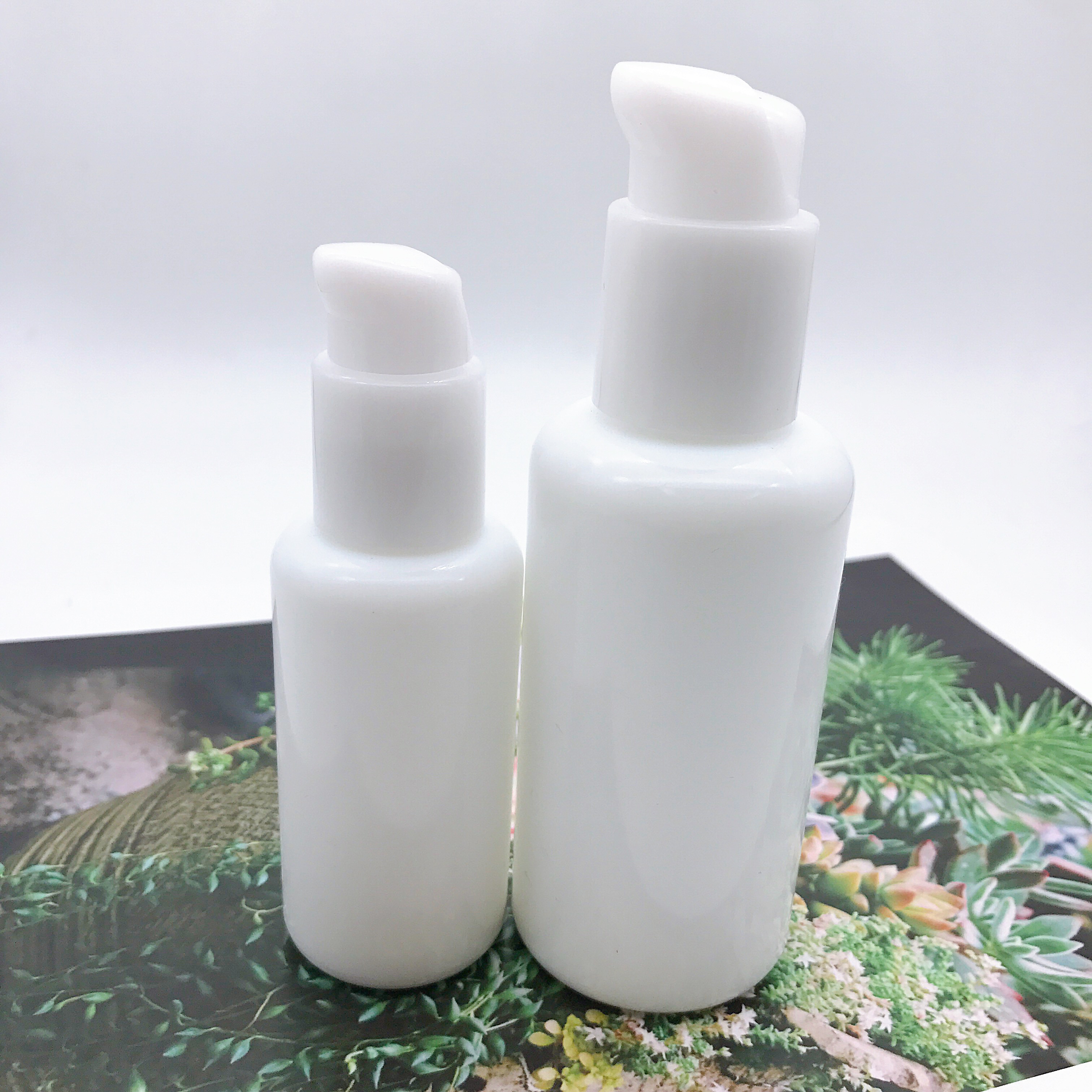 New Arrival Fashion 40ml 100ml Opal Glass Bottle Porcelain Lotion Pump Bottle