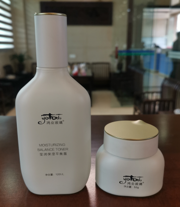 New Style Cosmetic Glass Bottle with Novel Design Cap