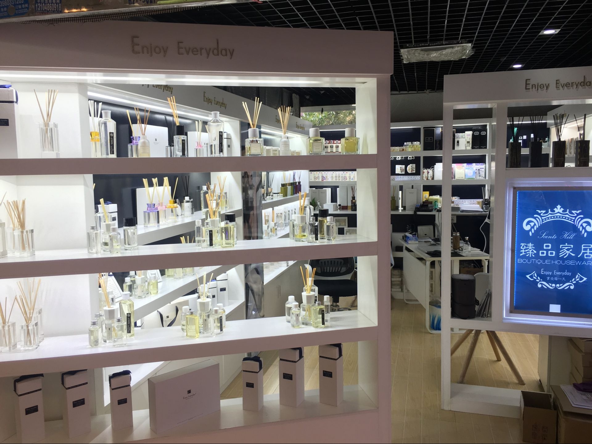 New custom logo sweet smell freshener home& hotel use square glass perfume bottle