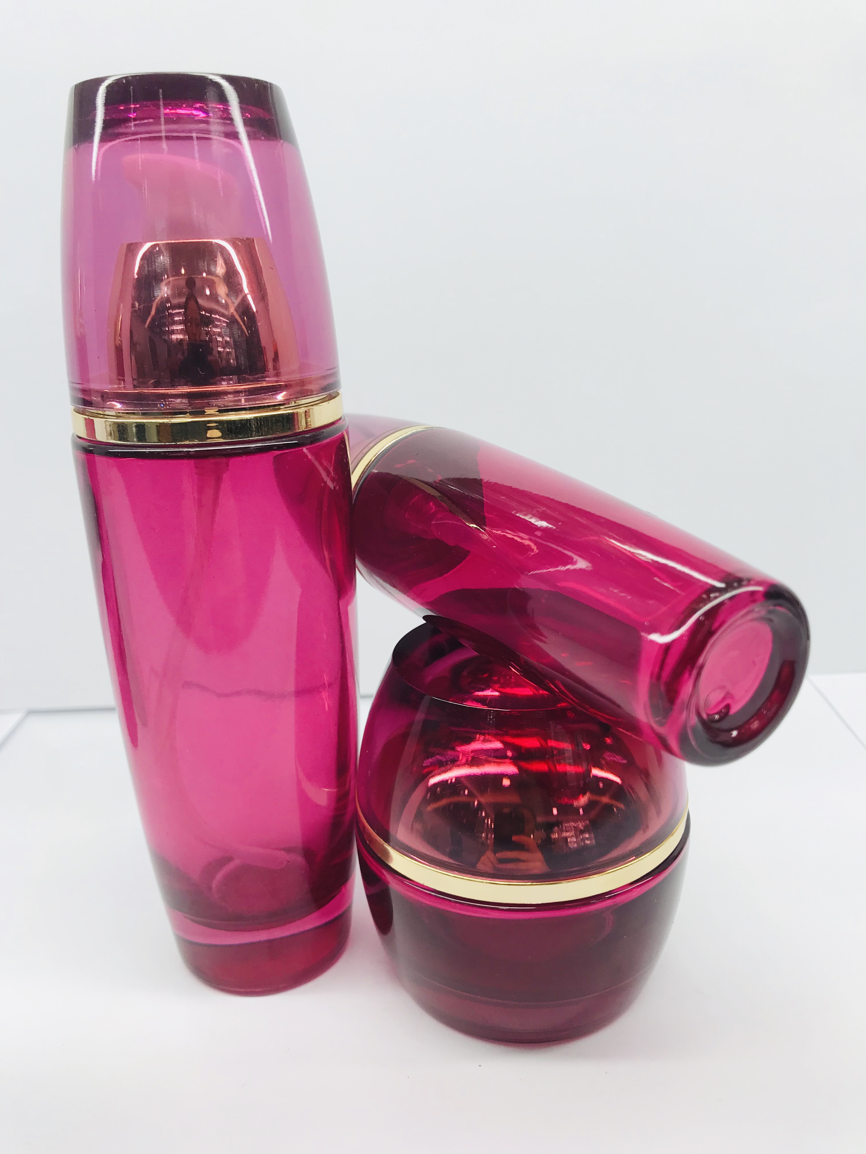 Novelty design pink violet color glass bottle with gplden pump