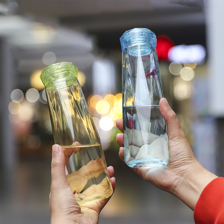 OEM colorful glass beverage bottle creative water cup 500ml glass drinking bottle with cap