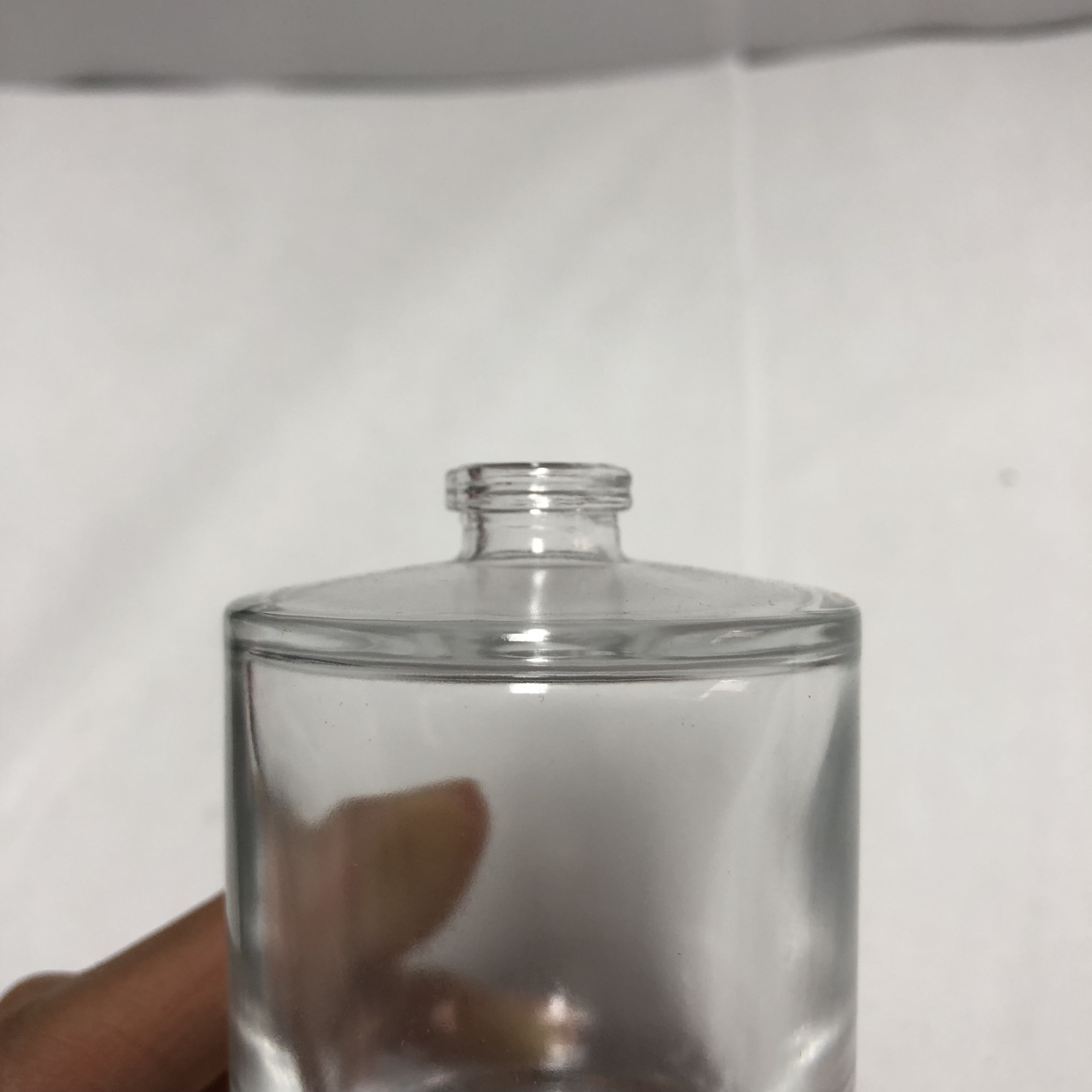 Perfume Bottle 50ml Round Glass PUMP Sprayer Screen Printing Personal Care with Thick Bottom and 15mm Neck Finish Wholesale