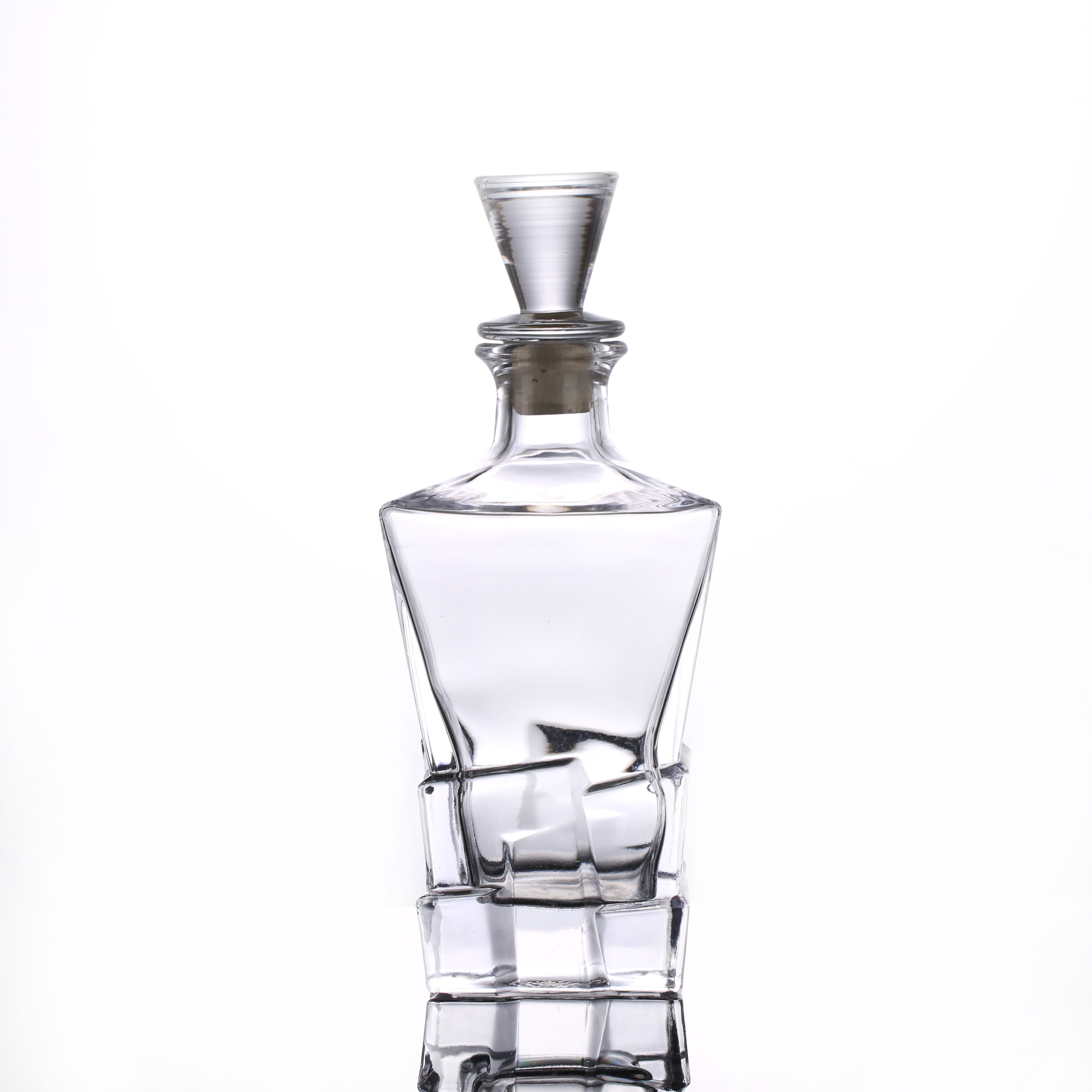 Premium 750 ml Square Iceberg Glass Bottle with Cork For Liquor Filling