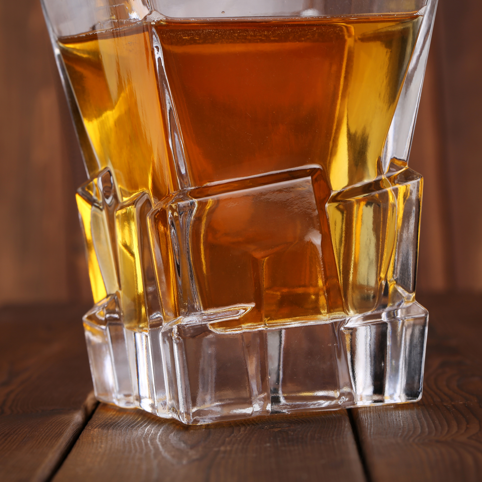 Premium 750 ml Square Iceberg Glass Bottle with Cork For Liquor Filling
