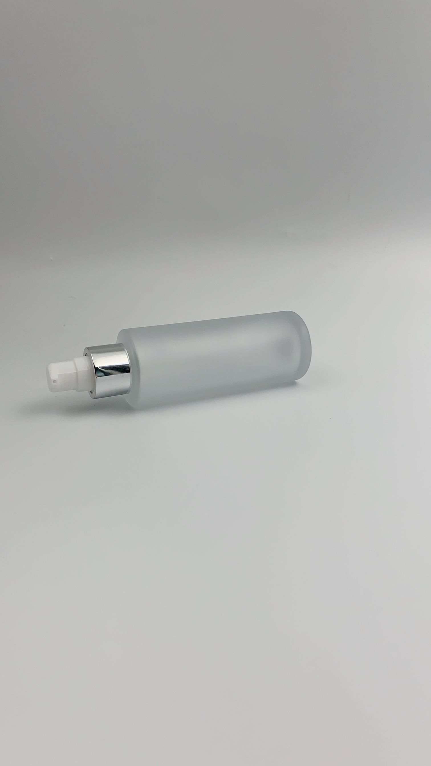 Round shape pump bottle 100ml skin care creams and serum pump glass bottles