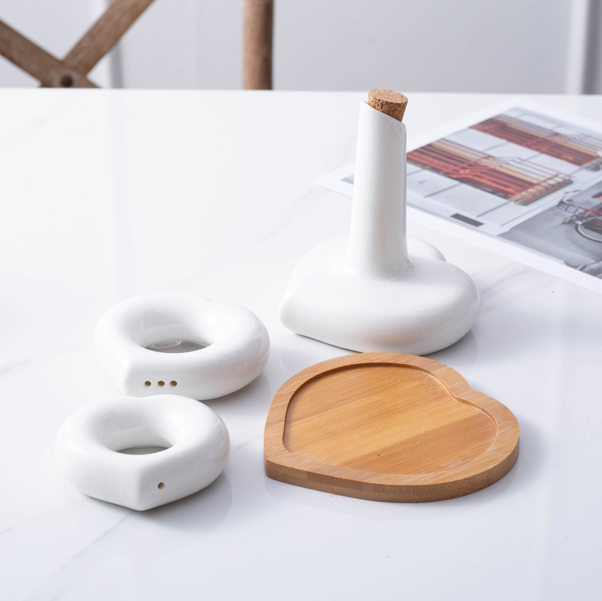 Salt pepper soy sauce cans with bamboo wooden chassis pure white heart-shaped nordic seasoning oil ceramic spice jar