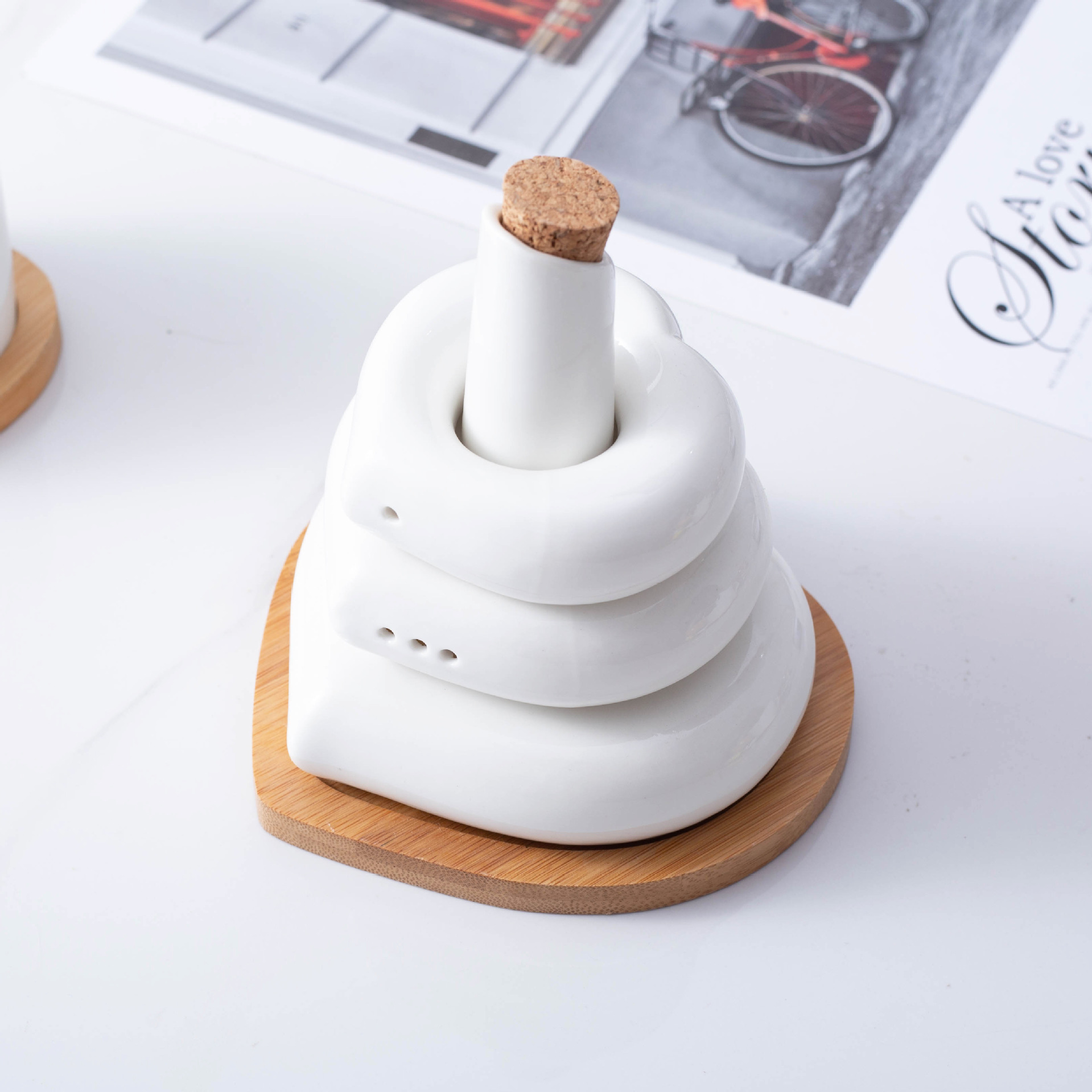 Salt pepper soy sauce cans with bamboo wooden chassis pure white heart-shaped nordic seasoning oil ceramic spice jar