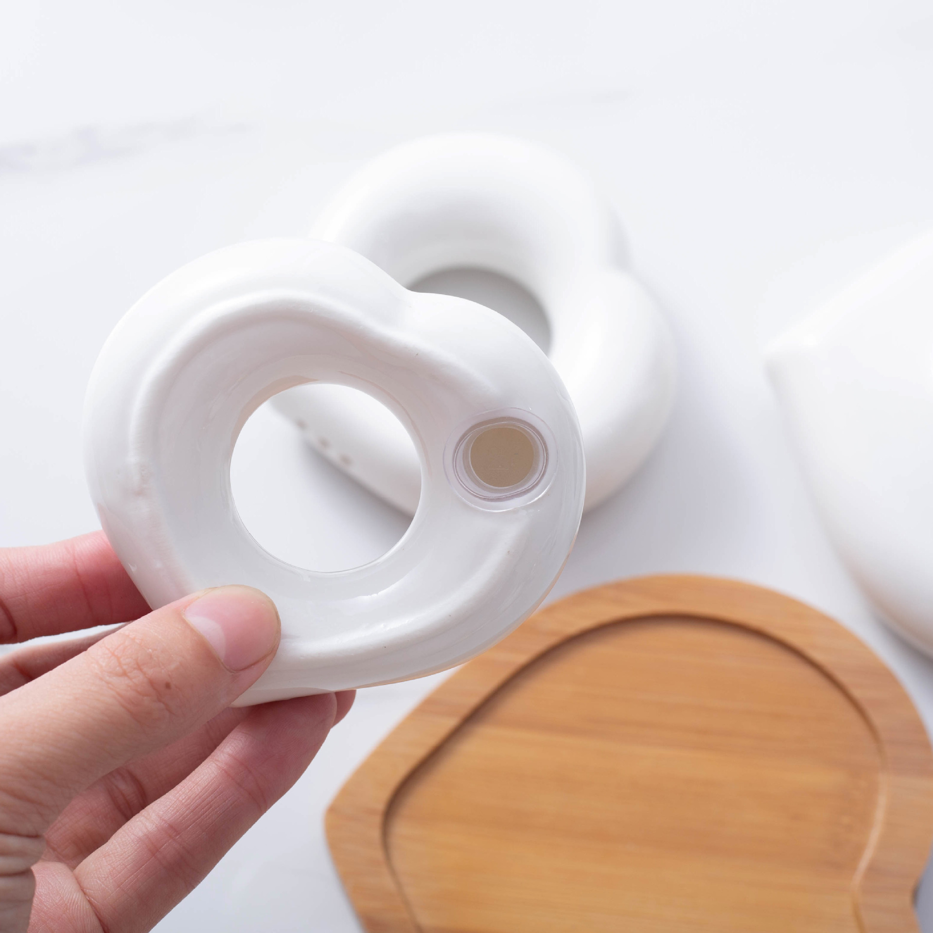 Salt pepper soy sauce cans with bamboo wooden chassis pure white heart-shaped nordic seasoning oil ceramic spice jar