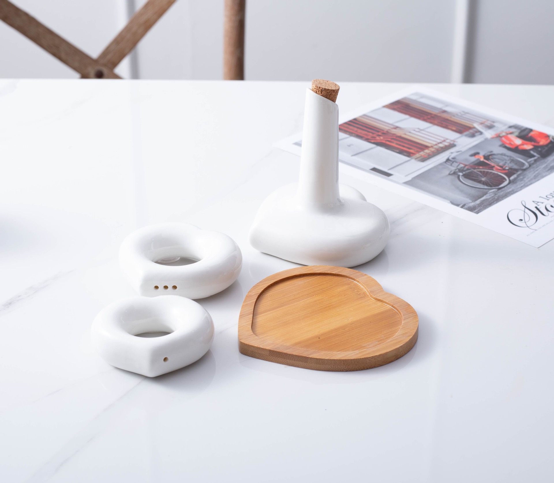 Salt pepper soy sauce cans with bamboo wooden chassis pure white heart-shaped nordic seasoning oil ceramic spice jar