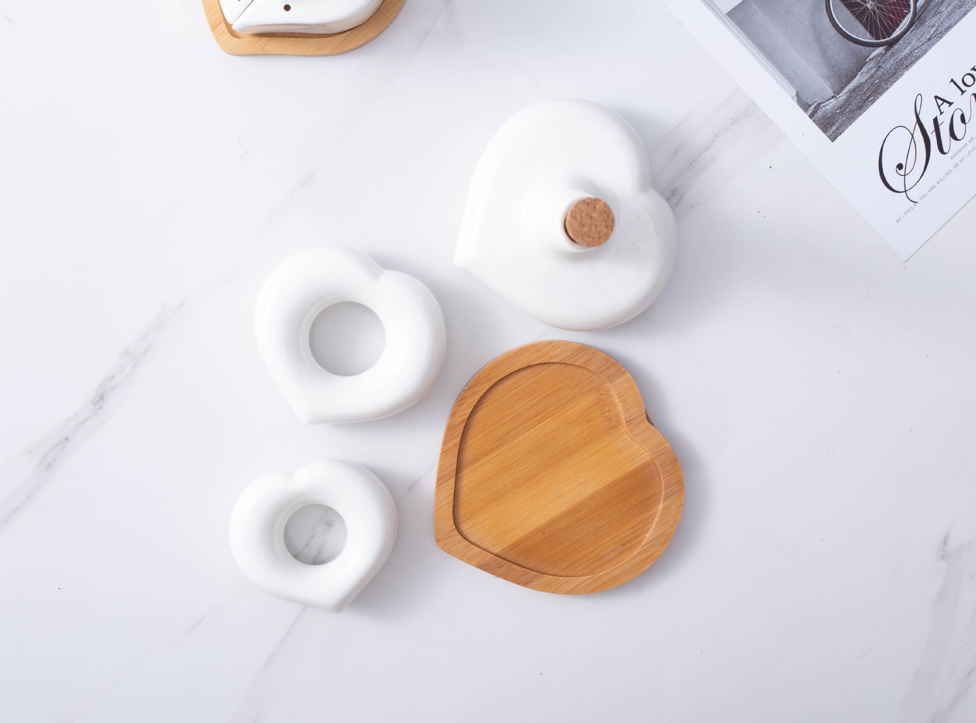 Salt pepper soy sauce cans with bamboo wooden chassis pure white heart-shaped nordic seasoning oil ceramic spice jar