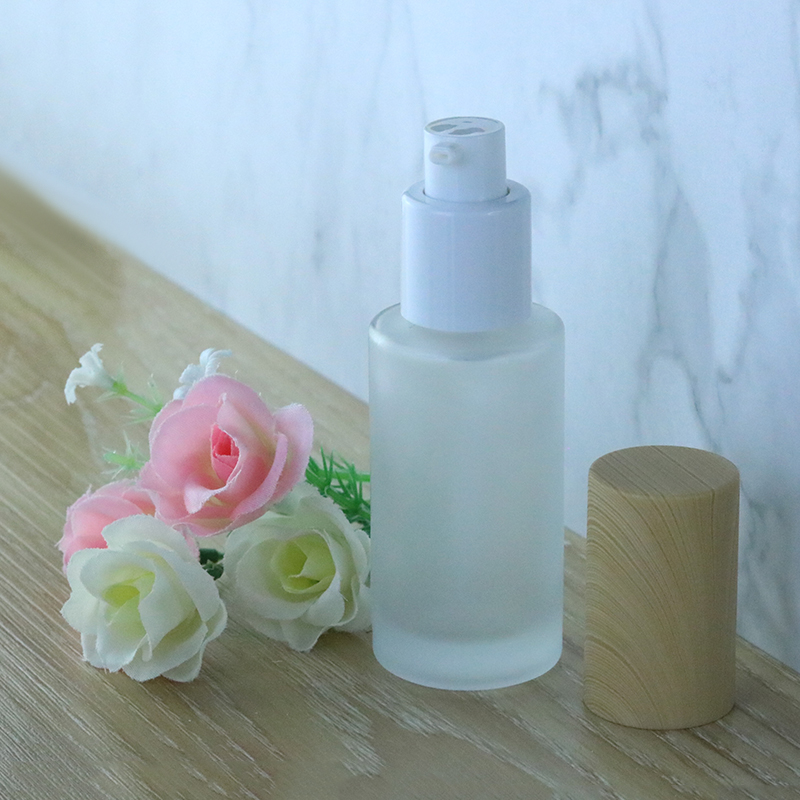 Skin care packaging 30ml 50ml 100ml flat round glass serum bottle with wood pump (EPG27)