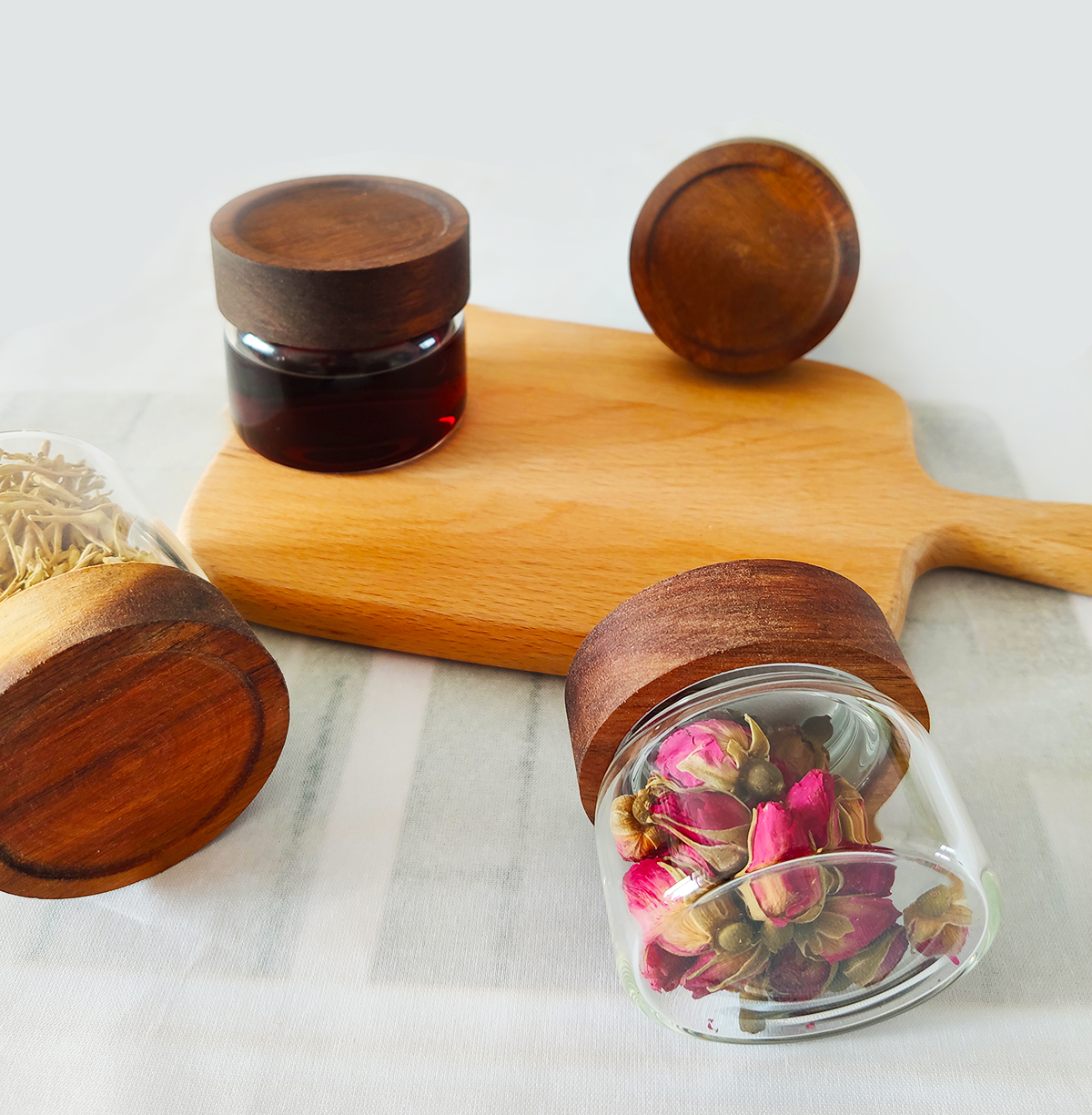 Small transparent jar with spiral mouth with acacia lid