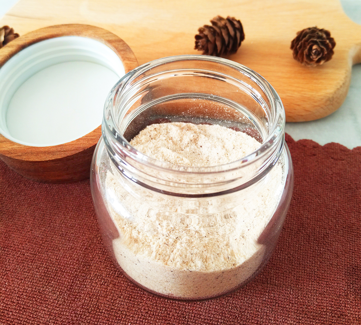 Small transparent jar with spiral mouth with acacia lid