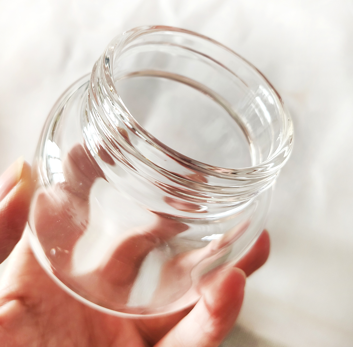 Small transparent jar with spiral mouth with acacia lid