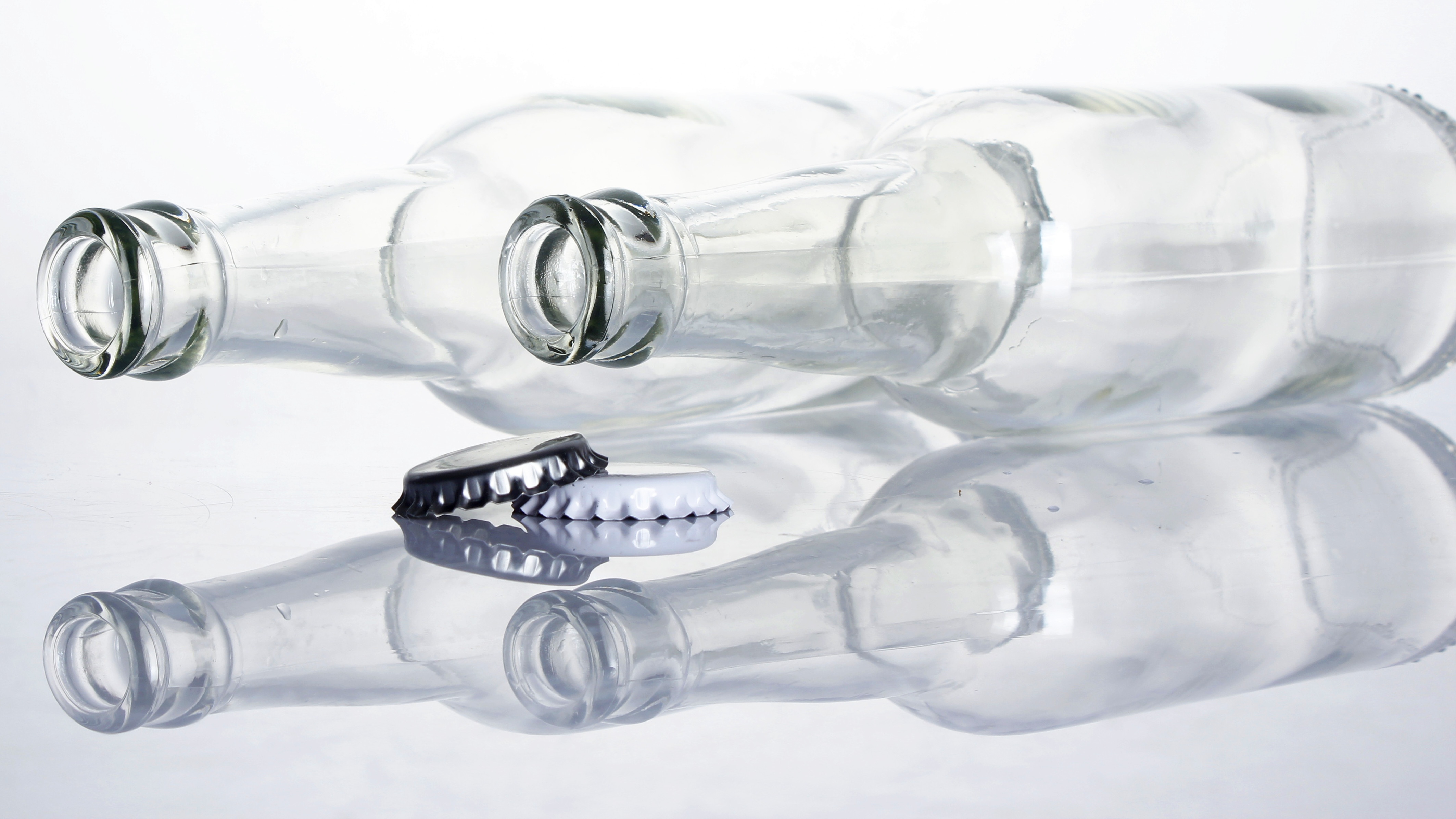 Stocked 330ml clear transparent empty carbonated beverage soft drinking cocktail liquor breezer beer glass bottle with lid