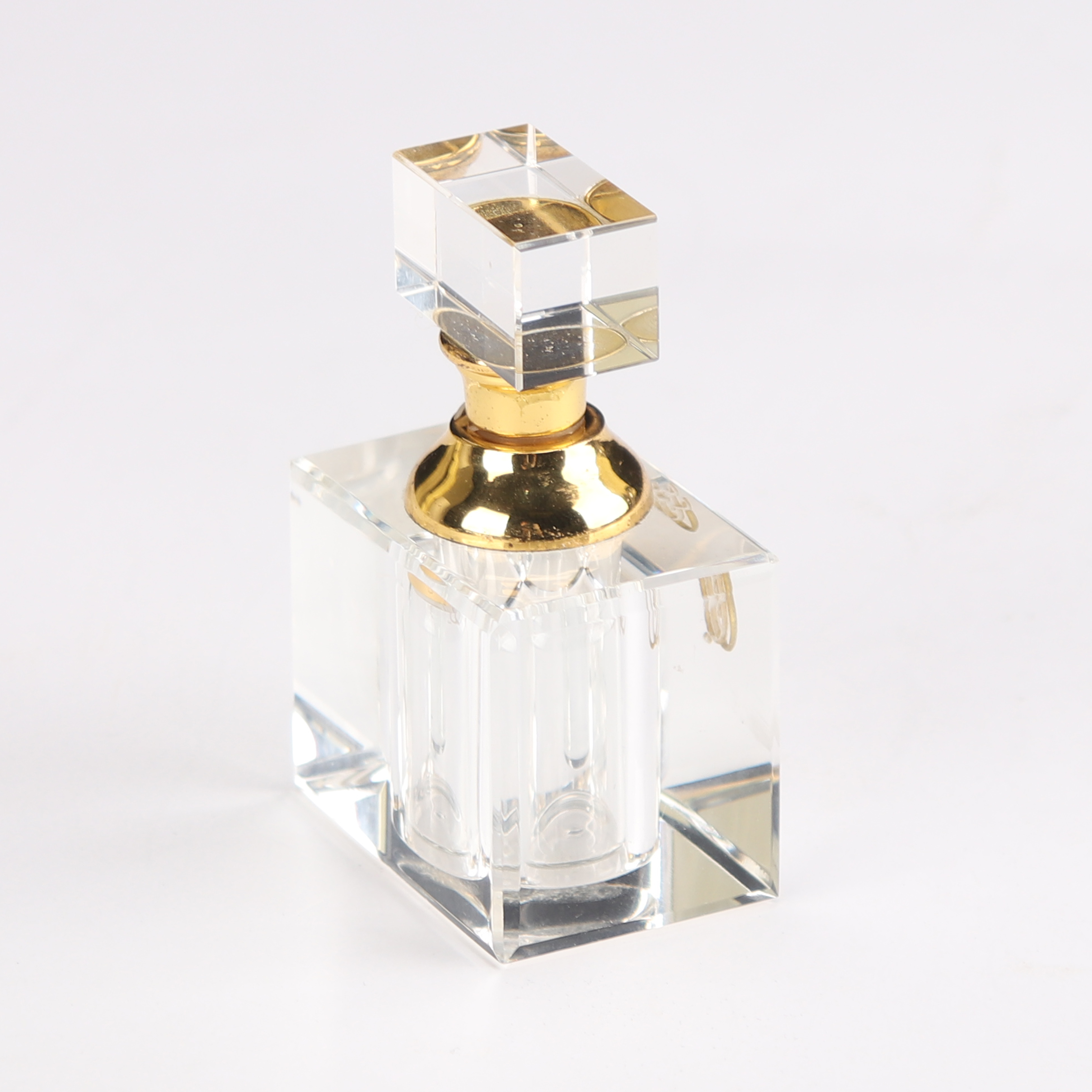 The latest design of gold crystal high-grade perfume bottle crystal perfume bottle essential oil bottle
