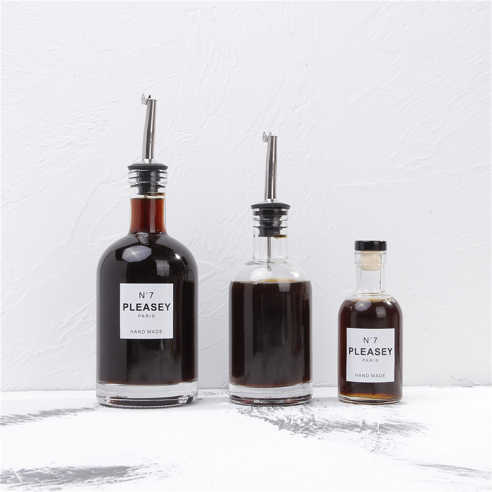 Transparent Popular Vodka Glass Bottle Wine Packaging Bottles With Wine Pourer