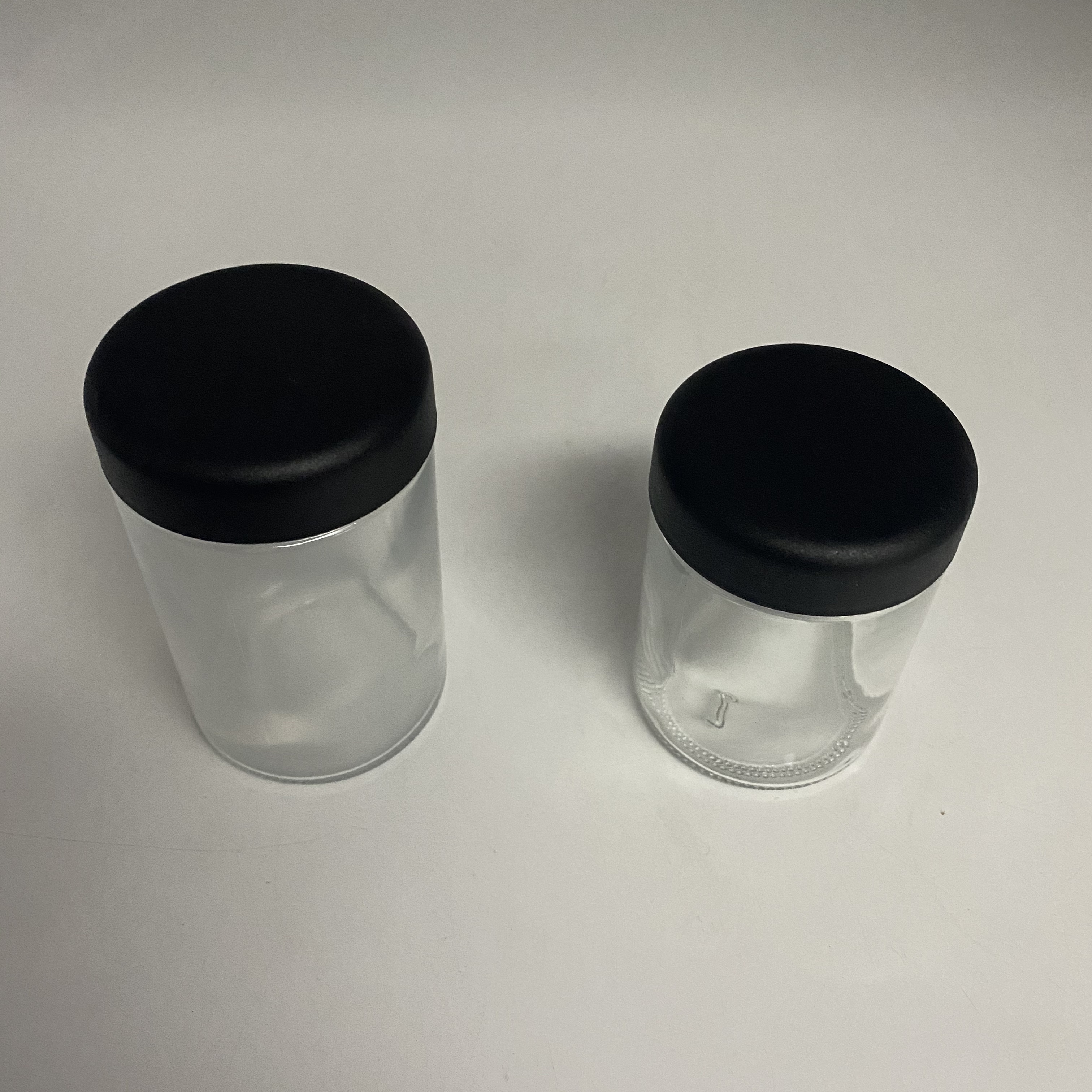 Transparent sealed glass storage tank for tobacco and herbs