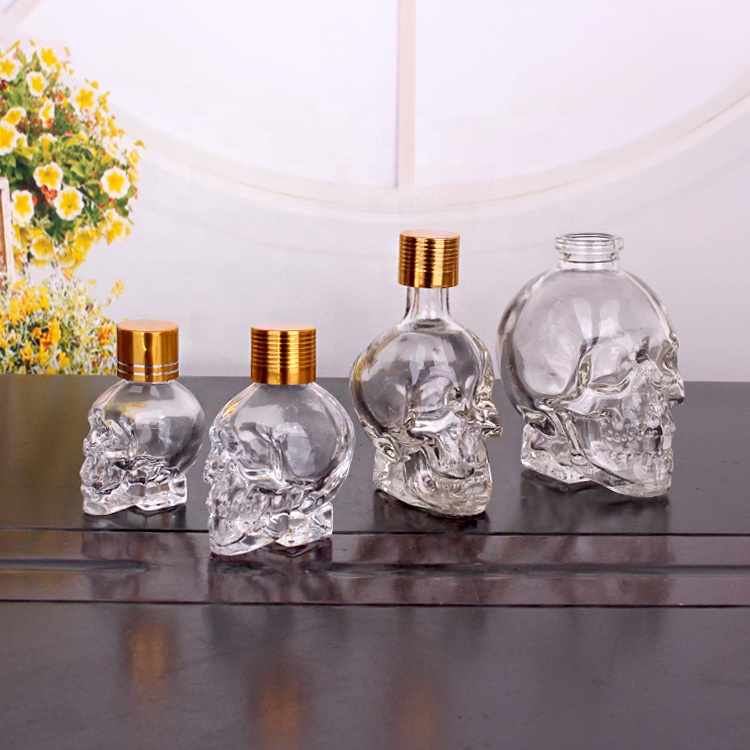 Unique 15ml 30ml 50ml 100ml skull shape essential oil glass bottles with screw lid