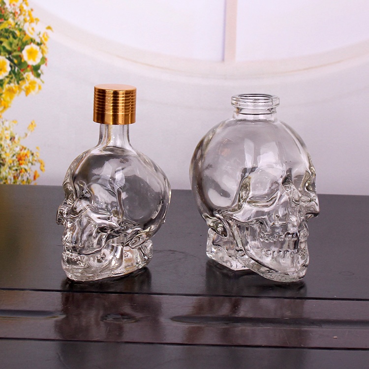 Unique 15ml 30ml 50ml 100ml skull shape essential oil glass bottles with screw lid