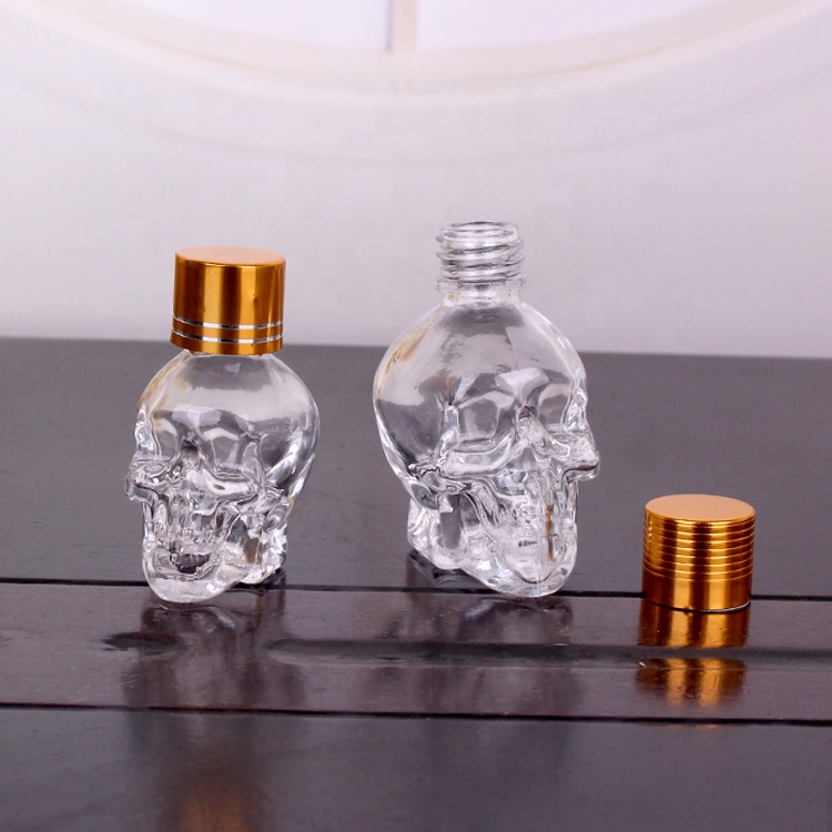 Unique 15ml 30ml 50ml 100ml skull shape essential oil glass bottles with screw lid