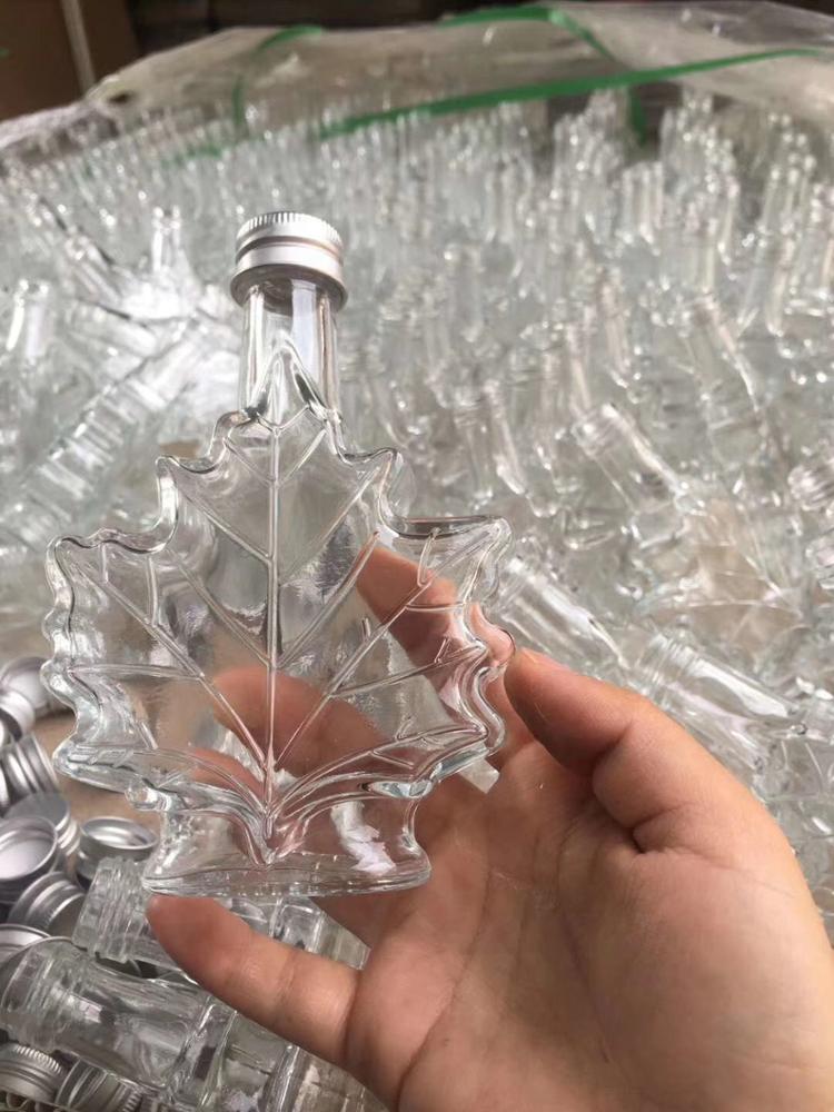 Unique 70ml 100ml Maple Leaf Shaped Glass Bottle Glass Beverage Bottle Dark Rum bottle with Screw Cap