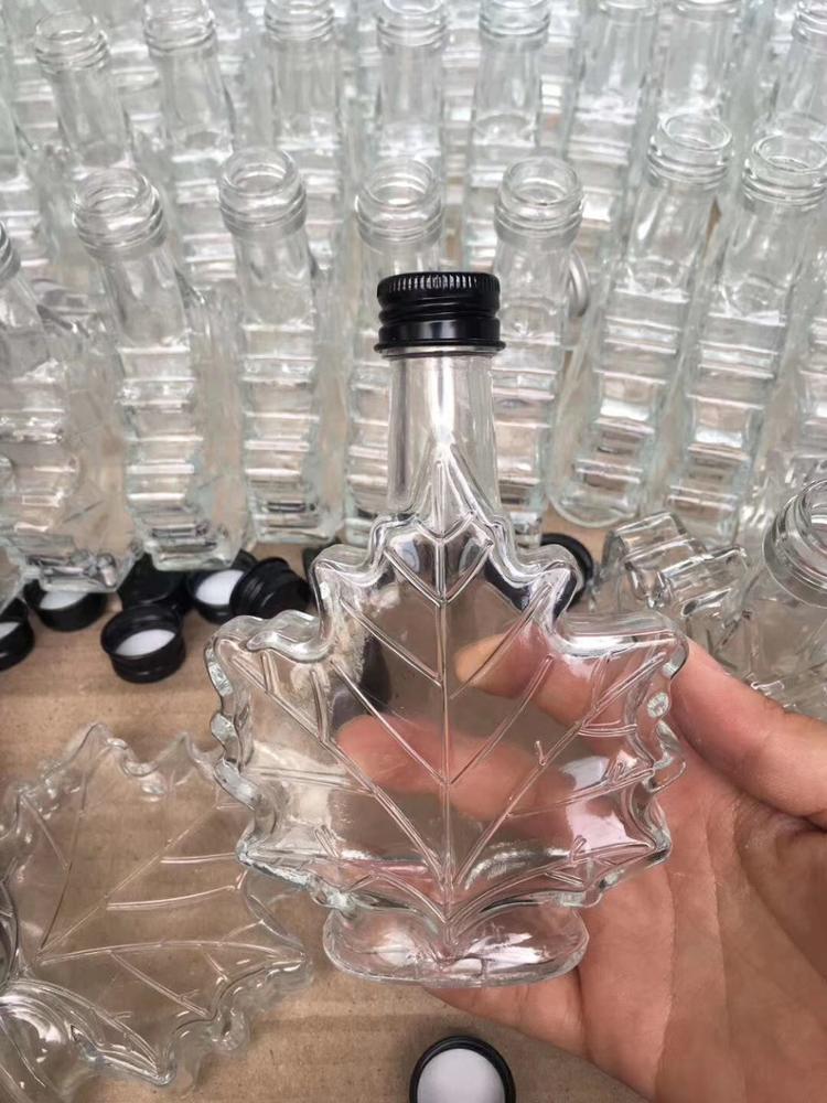 Unique 70ml 100ml Maple Leaf Shaped Glass Bottle Glass Beverage Bottle Dark Rum bottle with Screw Cap