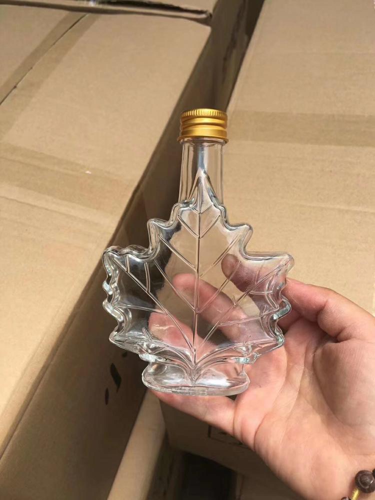 Unique 70ml 100ml Maple Leaf Shaped Glass Bottle Glass Beverage Bottle Dark Rum bottle with Screw Cap