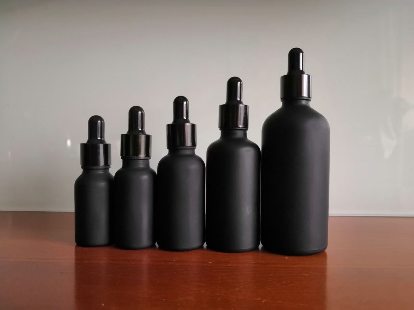 Various capacity black glass bottle for cosmetic