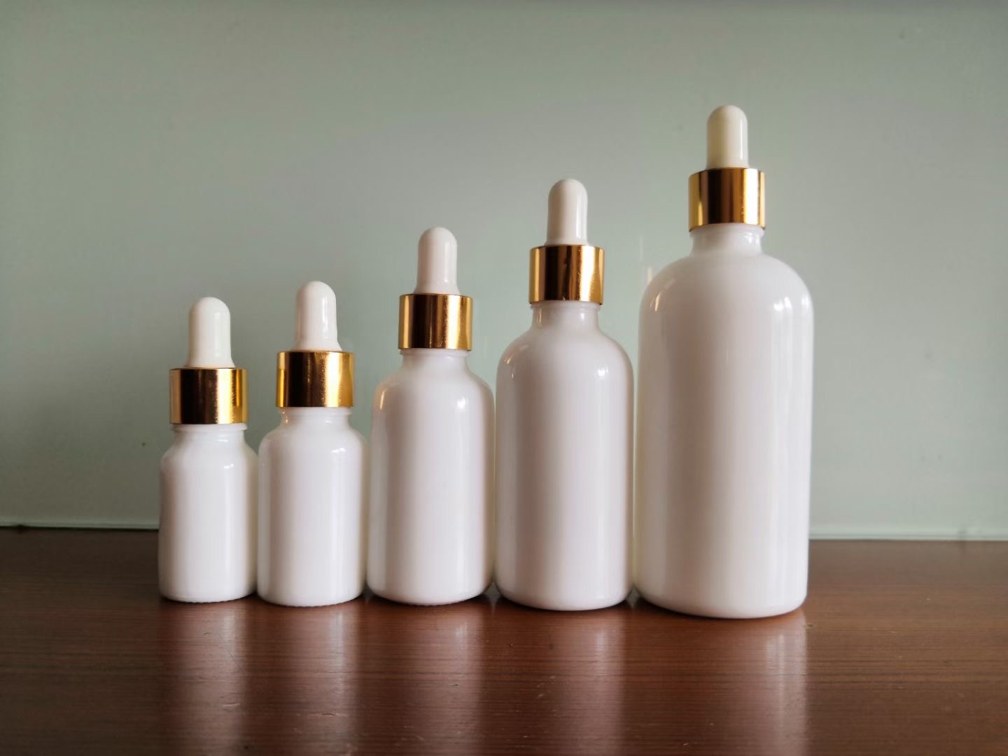 Various capacity black glass bottle for cosmetic