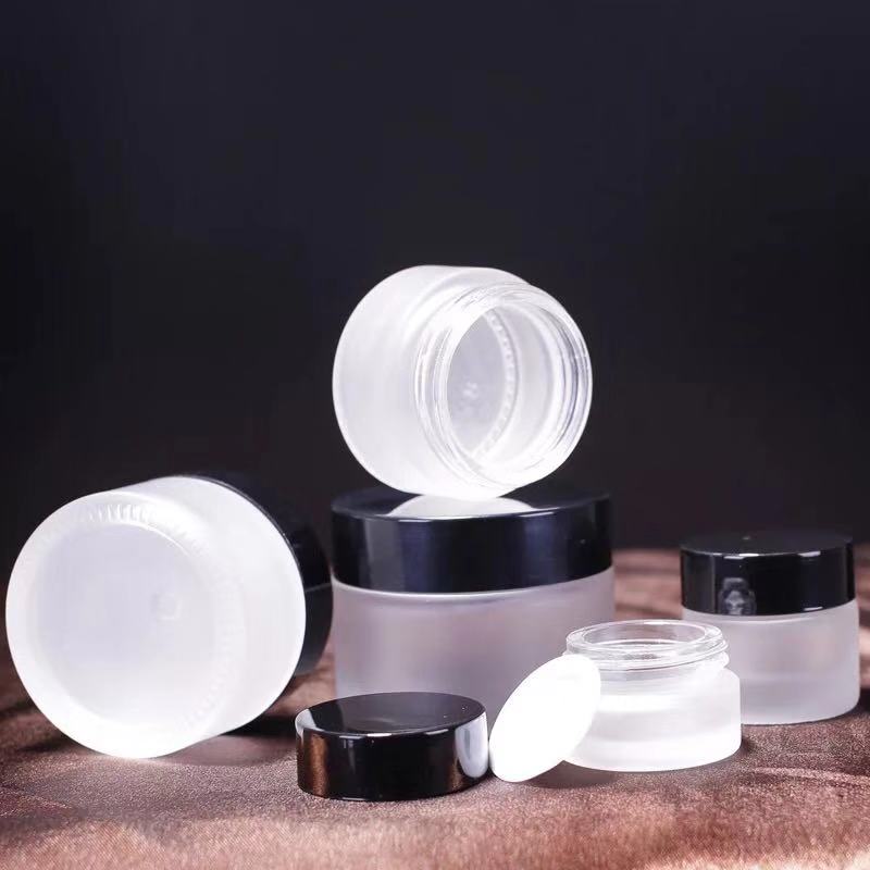 Various shapes and customizable cosmetic glass bottles