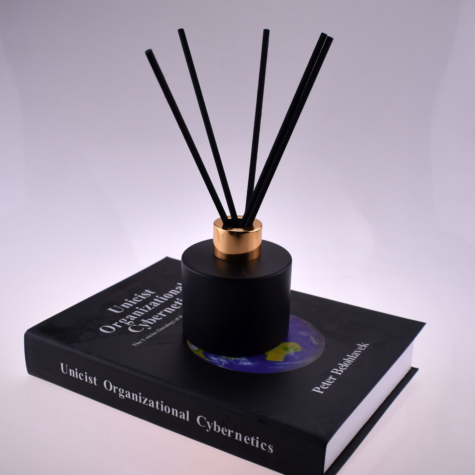 Wholesale 100ml matte black reed diffuser glass bottle with cap
