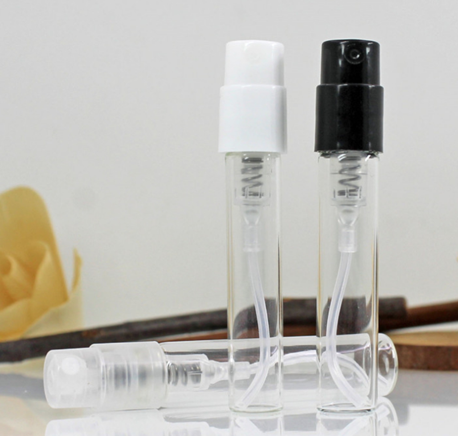 Wholesale 2ml mini perfume bottle spray plastic 1ml atomizer bottle glass vials hot sale new arriaval