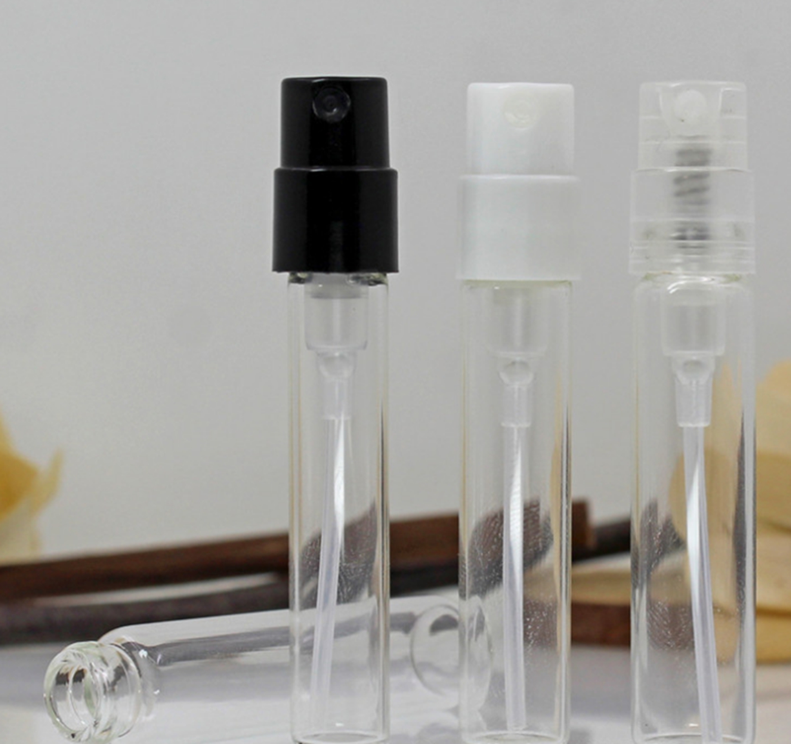Wholesale 2ml mini perfume bottle spray plastic 1ml atomizer bottle glass vials hot sale new arriaval