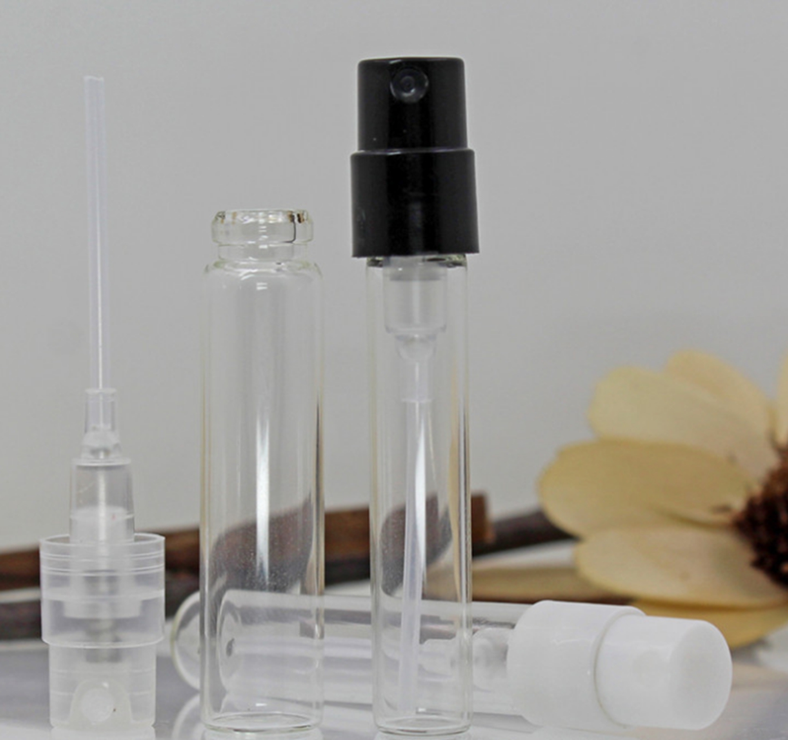 Wholesale 2ml mini perfume bottle spray plastic 1ml atomizer bottle glass vials hot sale new arriaval