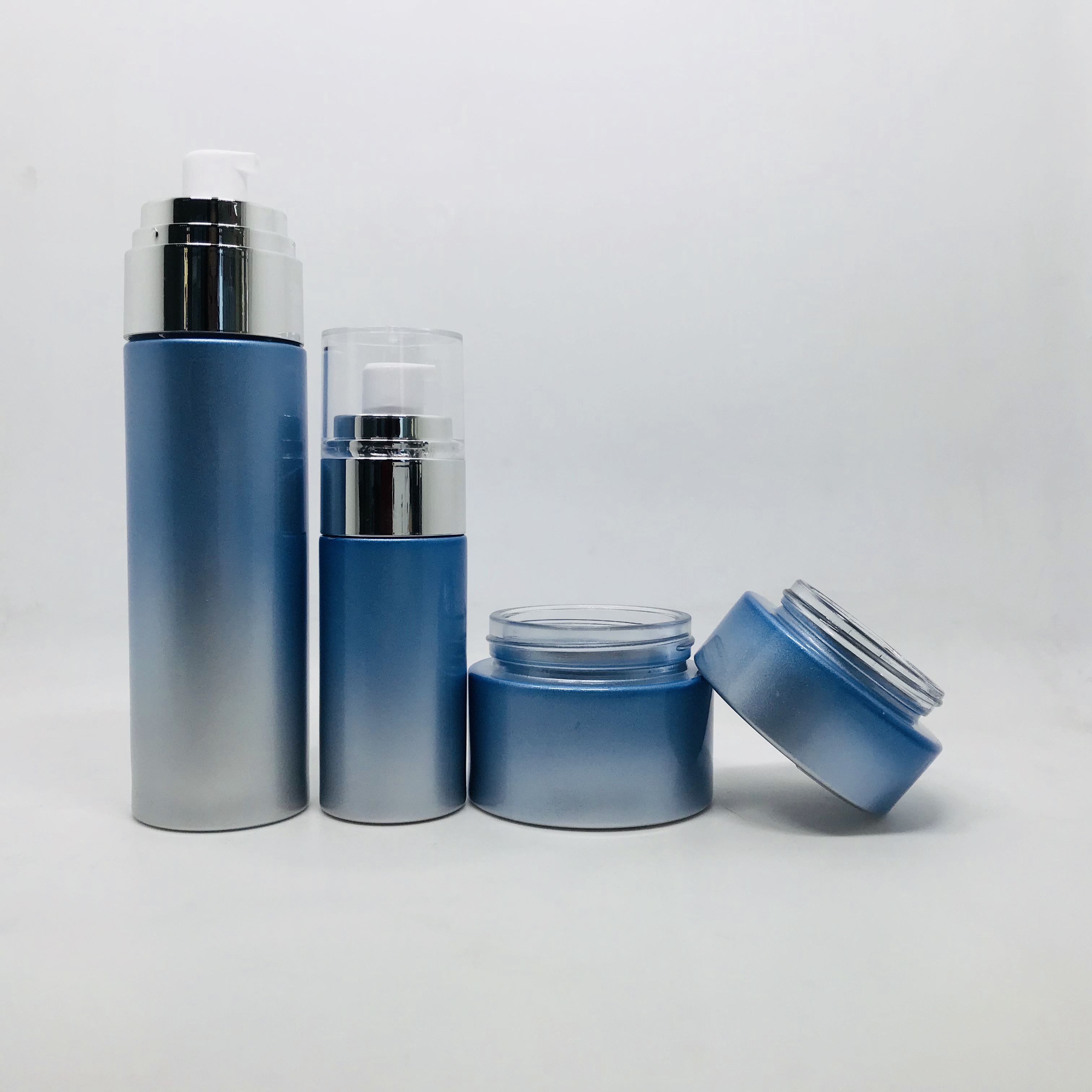 Wholesale 30ml Frosted Glass Spray Bottle Diffuser Empty Skin Care Serum Lotion Pump Bottle with Silver Treatment Pump and Lids