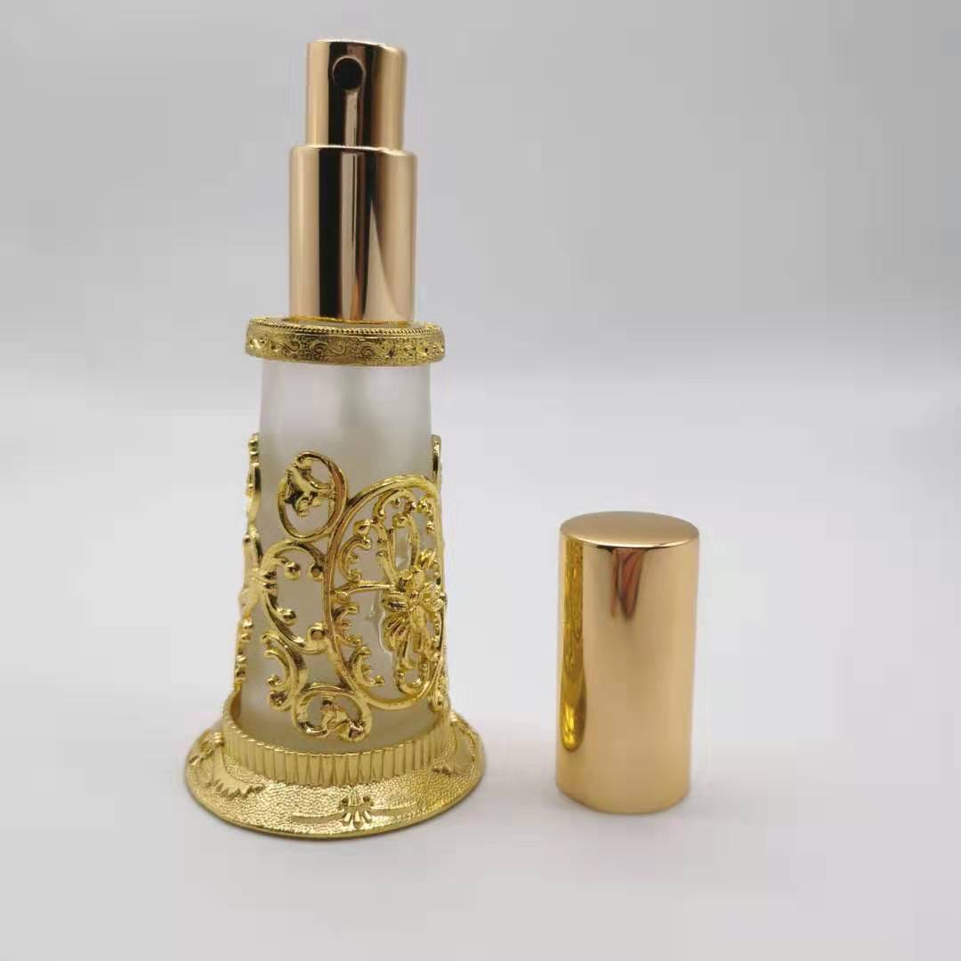 Wholesale 30ml Unique Arabic Style Metal Essential Oil Attar Perfume Glass Bottles with Pump Sprayer