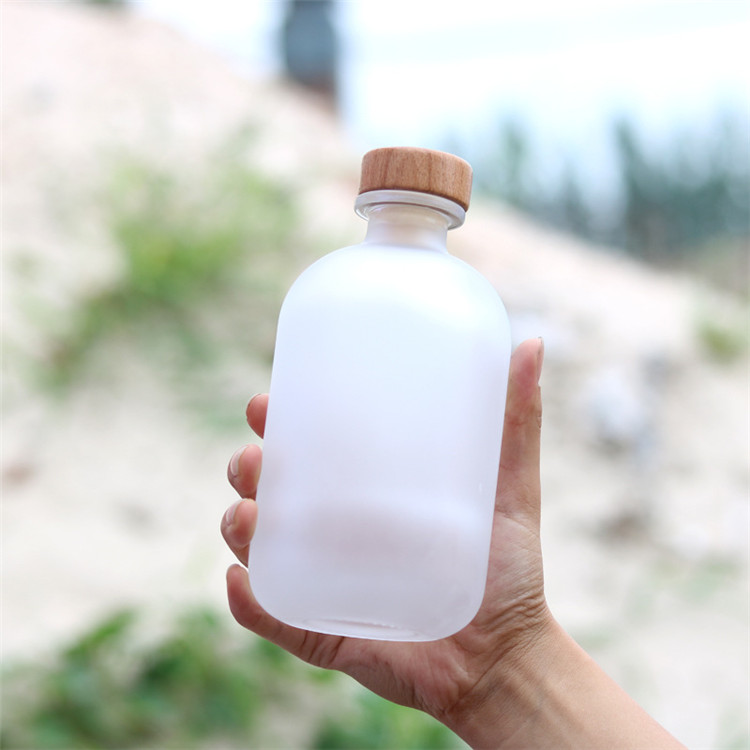 Wholesale 500ml luxury empty frosted glass wine bottle with cover