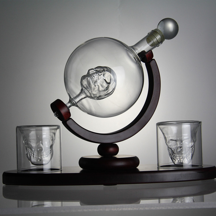 Wholesale 850ML Whiskey Globe Decanter With Wood Base Handmade Skull Shape Liquor Glass Decanter with 2 cups